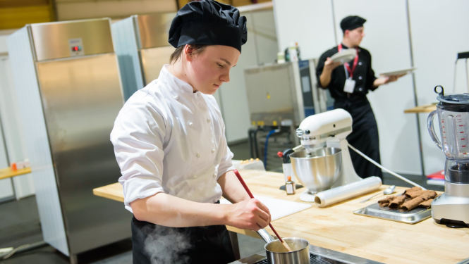 Nils Gevele SkillsLatvia, EuroSkills laureāts darba procesā pie plīts
