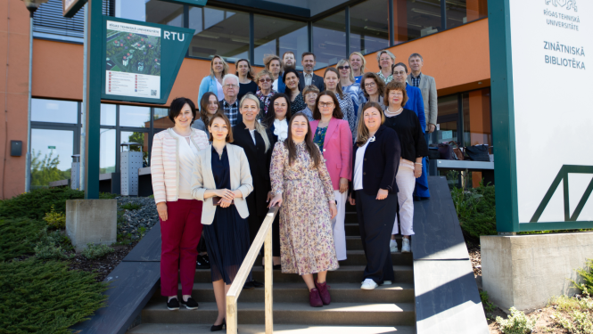 Cilvēku grupa smaida 