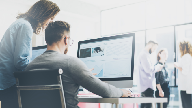 Cilvēki strādā ar datoru