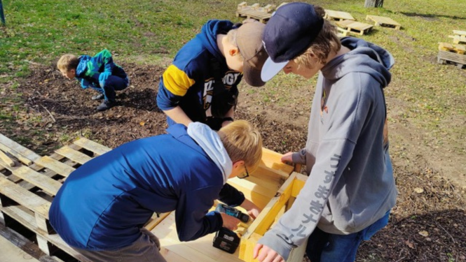 Bērni veic dārza darbus