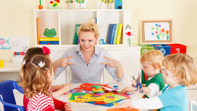 Audzinātāja bērnudārzā strādā ar bērniem