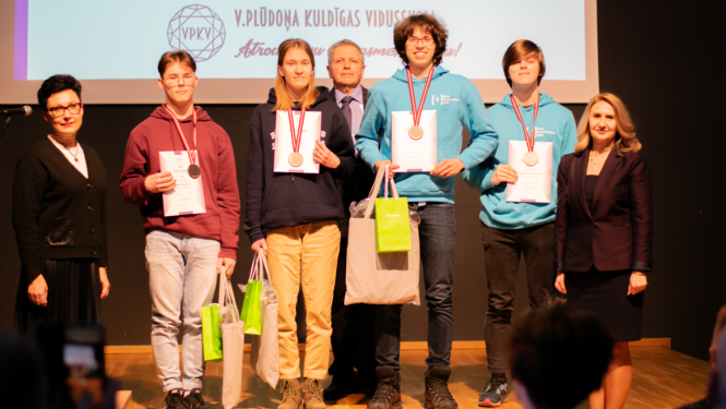 Foto ar olimpiādes diplomu ieguvējiem