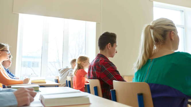 skolēni sēž klasē solos