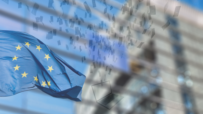 Eiropas Savienības karogs plīvo, fonā ir ēka