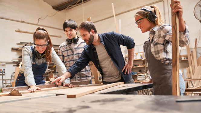 Ilustratīvs attēls ar cilvēkiem, kuri nodarbojas ar koapstrādi