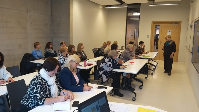 metodiķi sēž solos semināra laikā