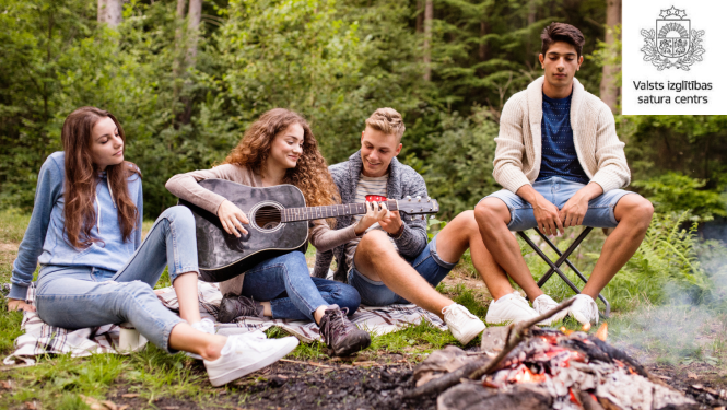 Ilustratīvs attēls ar jauniešiem pie ugunskura