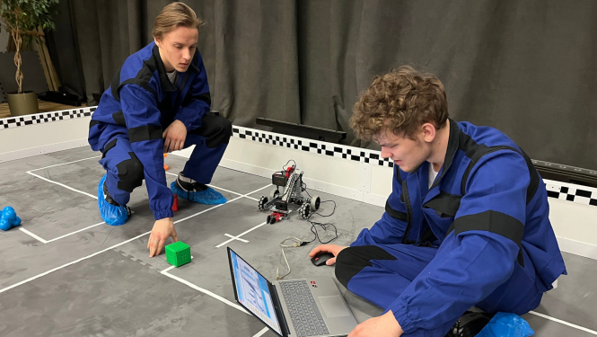 Jaunieši piedalās SkillsLatvia pusfinālā Mobilā robotika 