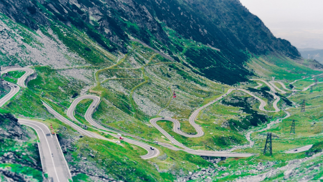 skats uz Rumānijas kalniem ar serpantīna ceļiem 