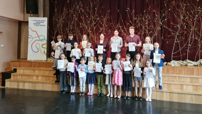 Skolēnu runas konkursa dalībnieki 2025 stāv ar diplomiem 