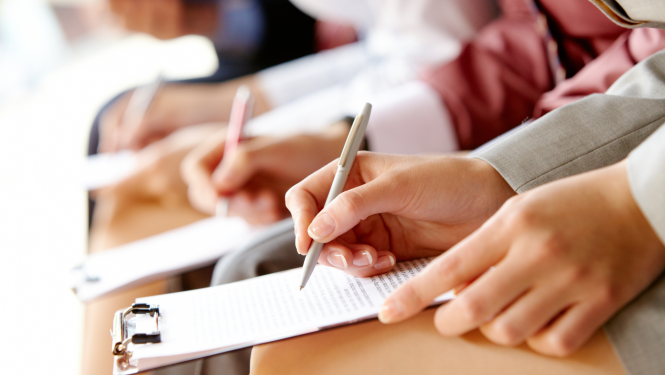 Sieviete raksta bloknotā