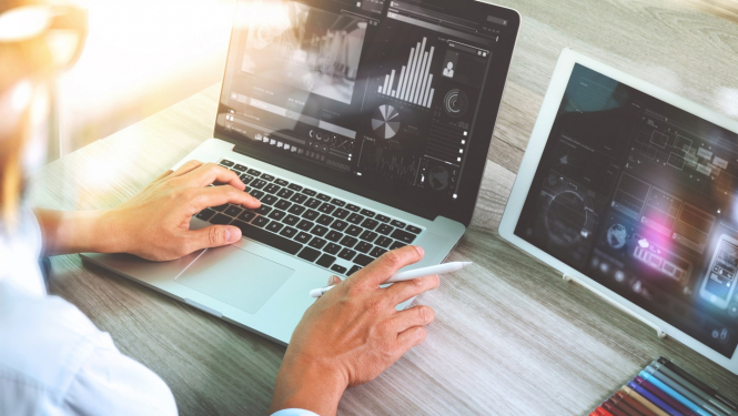 sieviete strādā pie portatīvā datora