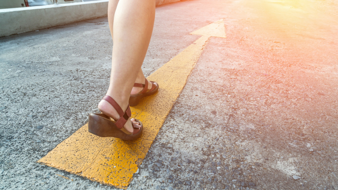 Sieviete iet uz mērķi