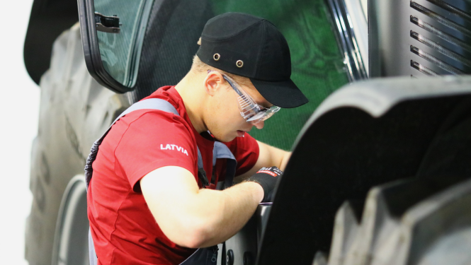 Jaunietis labo traktoru