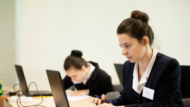 SkillsLatvia 2022 pusfinals viesu uznemsana jauna specialiste pilda uzdevumu