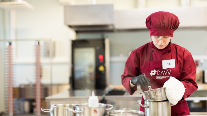 SkillsLatvia 2023 pusfināla ēdienu gatavošana uzvarētāja Rebeka Renāte Meļehova