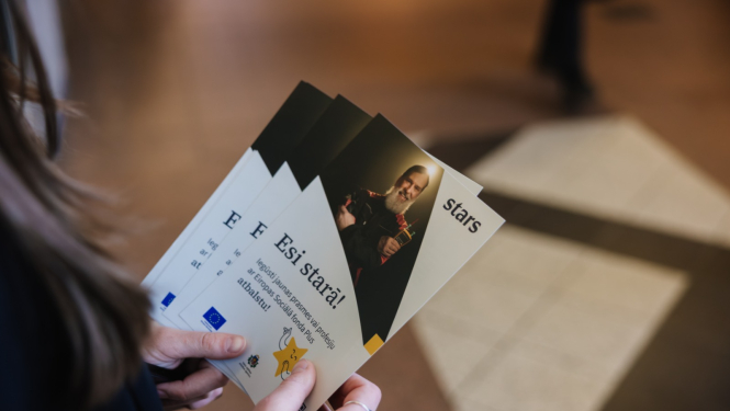 kampānas Esi starā! bukleti sievietei rokās 