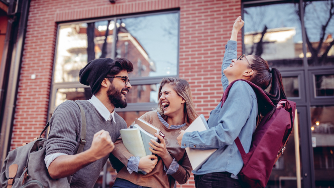 jaunieši smejās pie ēkas