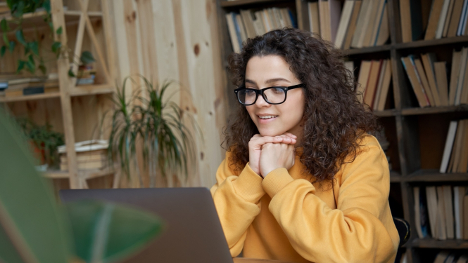 Sieviete klausās lekciju