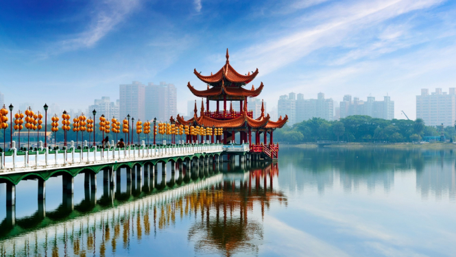 skats uz Taivānas pilsētu ar sarkanu tepli