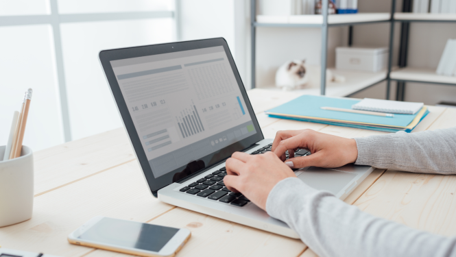 Cilvēks strādā pie datora