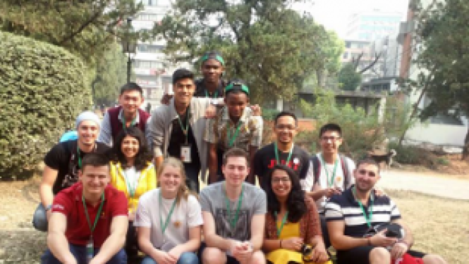 Jaunais mēbeļu galdnieks Reinis Gusts apliecina savas prasmes Nepālā