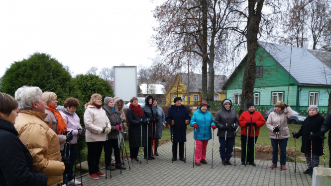 Seniori nūjo svaigā gaisā