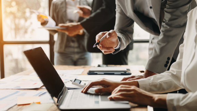 Cilvēku rokas, portatīvais dators