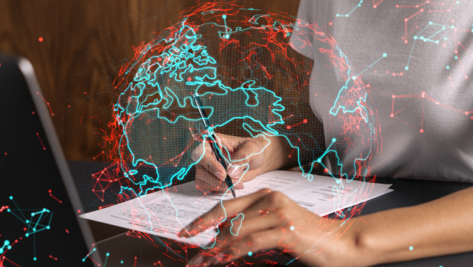 Mācībās iesaistīta persona veic pierakstus, redzams domu tīklojums/lidojums