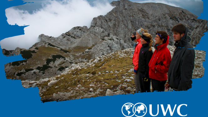 jaunieši stāv uz kalna apmakšā mākoņi