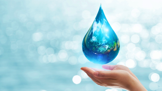 Sievietes rokas tur ūdens lāsīti ar vides ilustrāciju