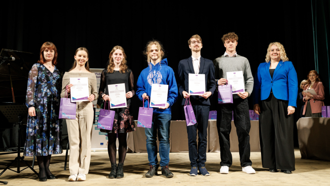 Cilvēki stāv rindā 