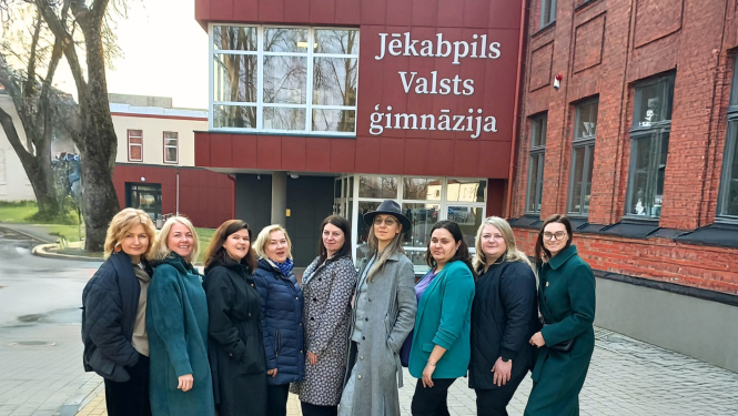 Sieviešu grupa pozē fotogrāfam