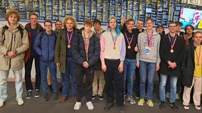 Jauniešu grupa stāv 