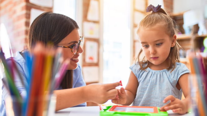 Meitene ar sievieti apgūst zinības