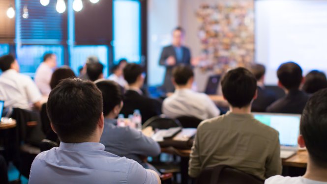 cilvēku auditorija seminārā 