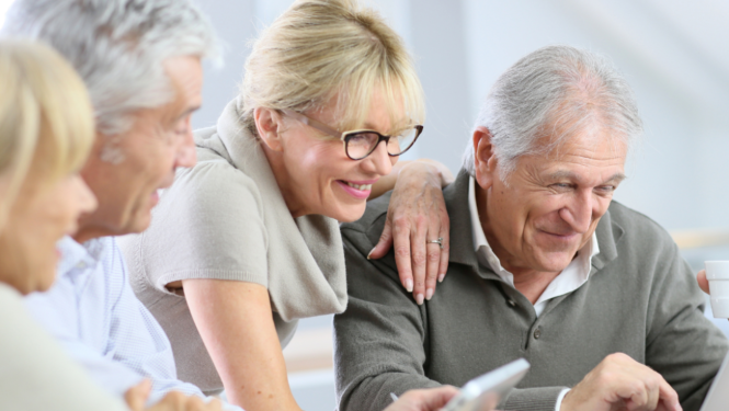 Seniori darbojas ar datoru