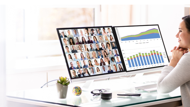 Sieviete skatās datora ekrānā