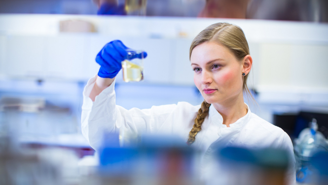 Zinātniece apskata paraugu laboratorijā