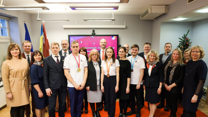 Cilvēki uz sarkana paklāja kopbildē