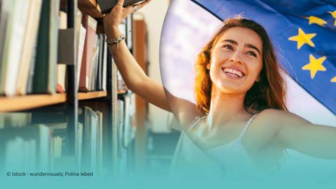 Sieviete smaida un rokās tur karogu