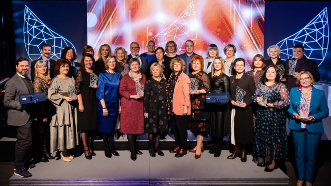 VIAA izcilības balvas Spārni 2022 laureātu kopbilde ar balvām