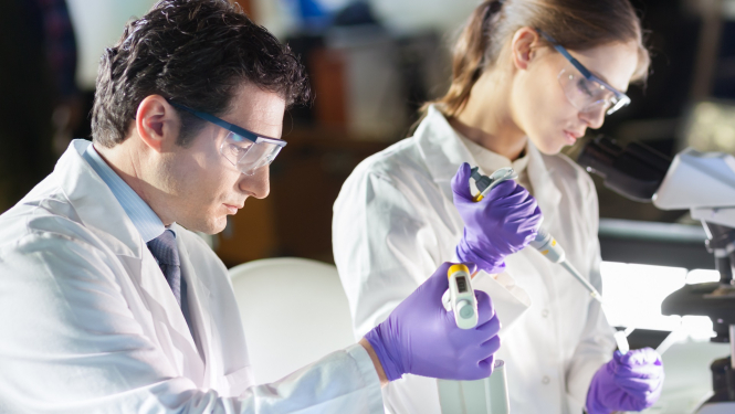 Zinātnieki strādā laboratorijā un veic izmeklējumus