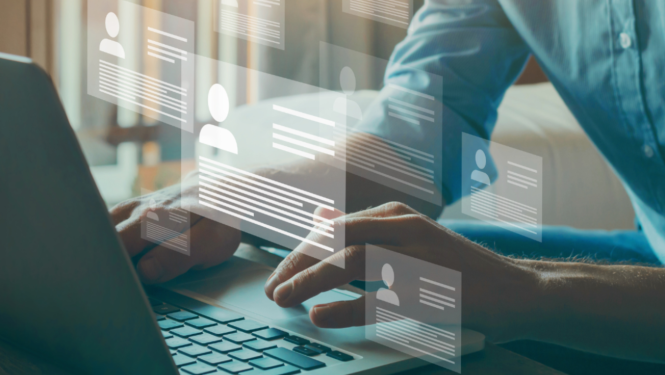 Vīrietis izmanto portatīvo datoru rakstīšanai