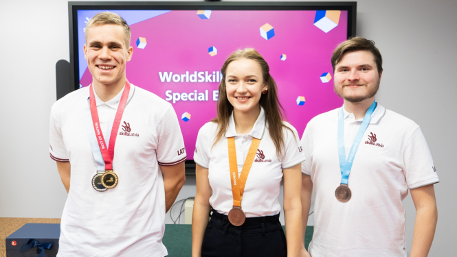WorldSkills 2022 trīs laureāti stāv ar medaļām