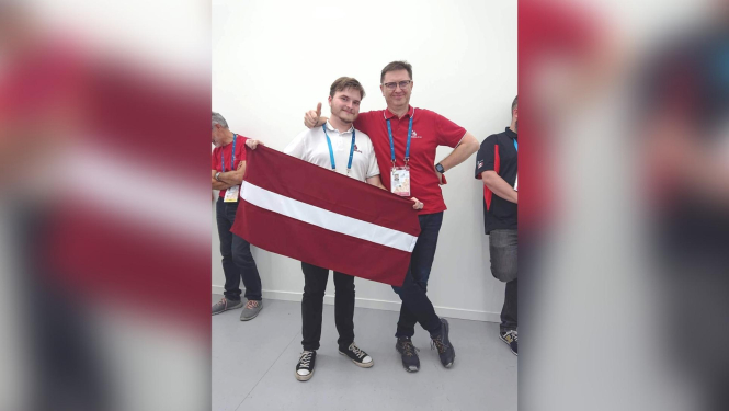 Edgars Ancītis ar Īvs Zenne WorldSkills 2022 ekselences medaļas ieguvējs