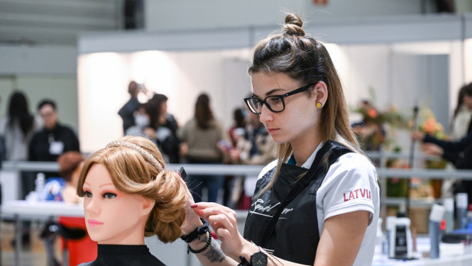 WorldSkills 2022 Latvijas konkursante prasmju konkursā Friziera darbi Somijā