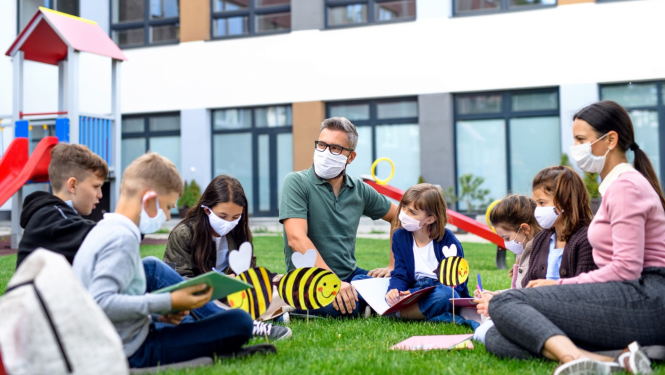 berni kopa ar skolotaju sez zalaja pie skolas