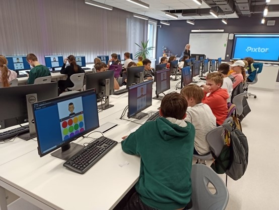 Skolēni sēž klasē pie datoriem