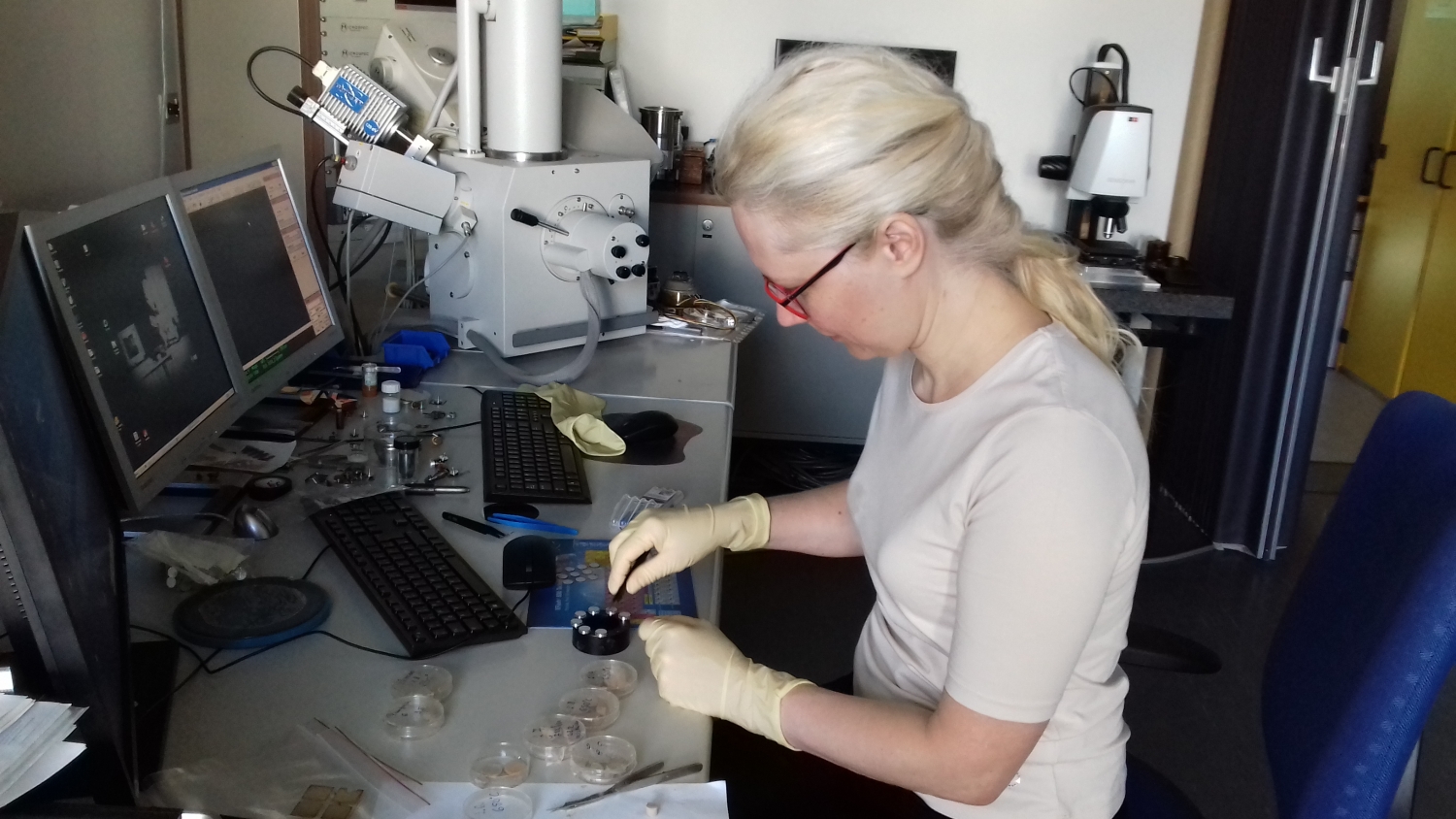 Zinātniece testē māla paraugus Vācijas laboratorijā